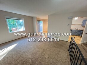 2490 Woodbridge St in Roseville, MN - Foto de edificio - Building Photo