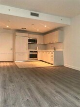 45 SW 9th St, Unit 2807 in Miami, FL - Foto de edificio - Building Photo