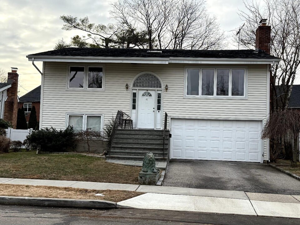 4 Boat Ln in Port Washington, NY - Foto de edificio