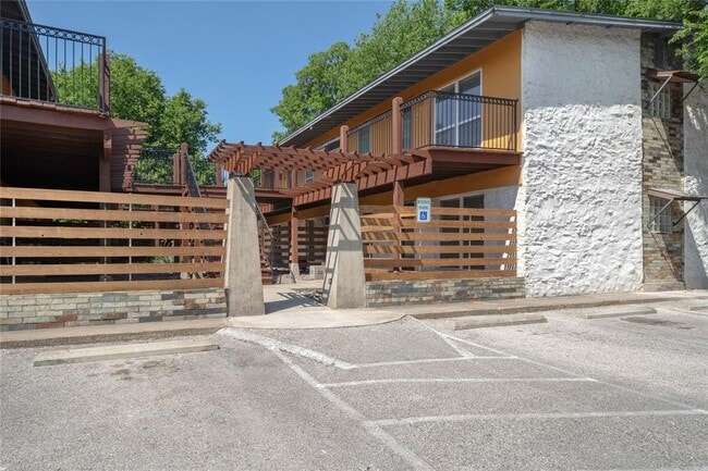 1915 Barge St in Austin, TX - Building Photo - Building Photo