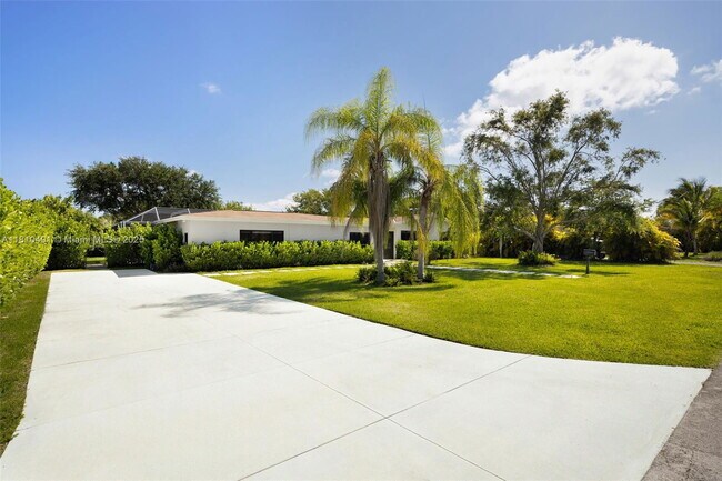 8401 SW 142nd St in Palmetto Bay, FL - Building Photo - Building Photo