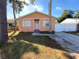 537 Sacramento St in North Fort Myers, FL - Building Photo