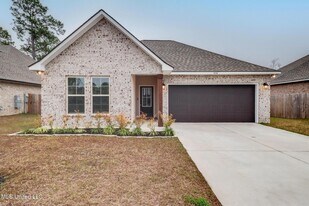 856 Leeward Dr in Biloxi, MS - Building Photo