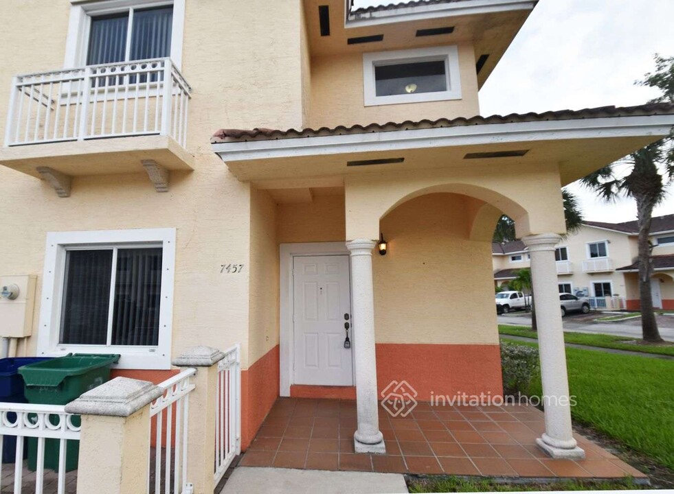 7457 NW 180th St in Hialeah, FL - Foto de edificio