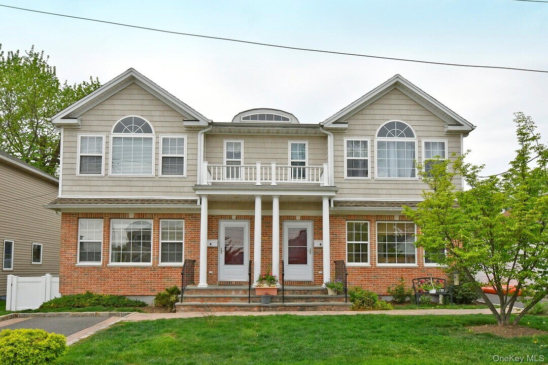 21 Marwood Rd S in Port Washington, NY - Building Photo