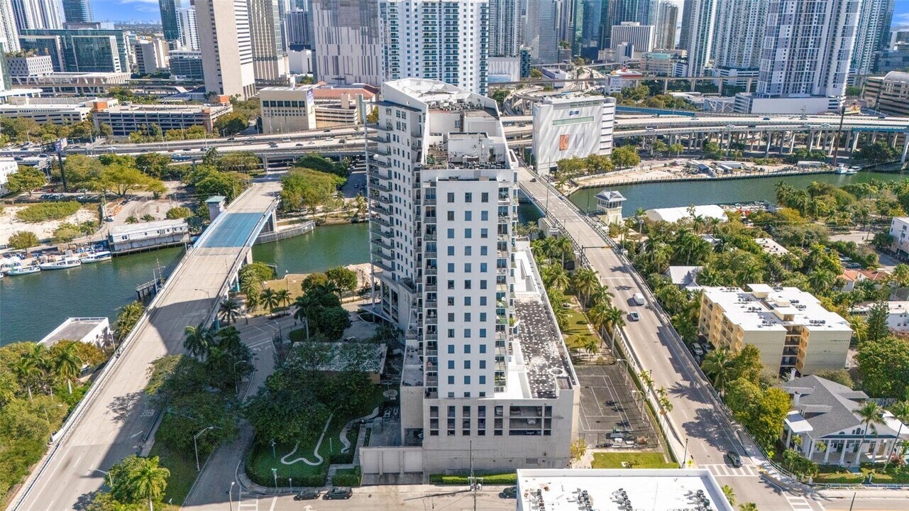 10 SW South River Dr, Unit 0 in Miami, FL - Foto de edificio