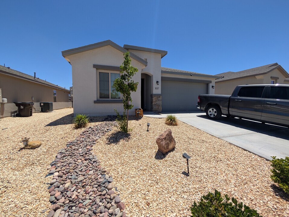 837 Via Glorieta in Santa Teresa, NM - Building Photo