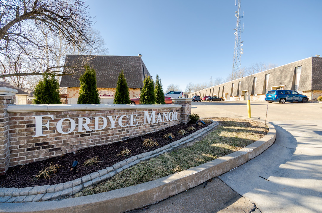 Fordyce Manor Apartments in St. Charles, MO - Building Photo