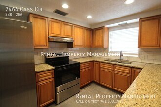 7464 Cass Cir in Sarasota, FL - Building Photo - Building Photo