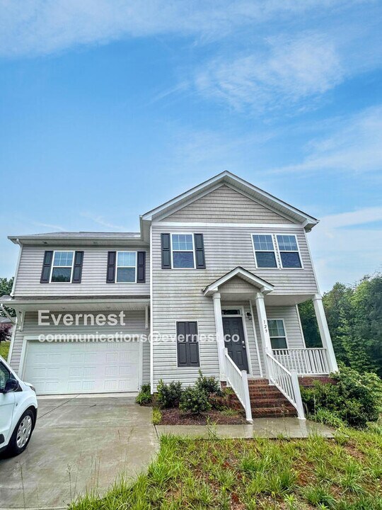 129 Taylor Made Dr in Statesville, NC - Building Photo