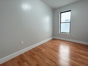 34 Post Ave in New York, NY - Building Photo - Building Photo