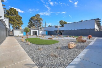 The Valencia Apartments in Albuquerque, NM - Foto de edificio - Building Photo