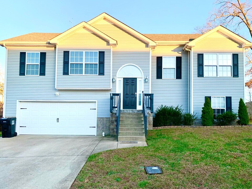 1359 Constitution Dr in Clarksville, TN - Building Photo