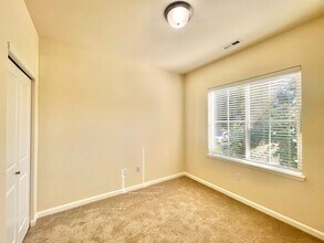 7708 NE 201st Pl in Kenmore, WA - Building Photo - Building Photo