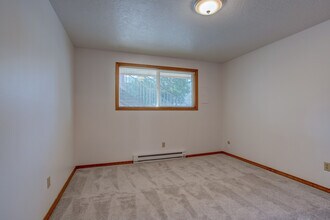 Columbia Vista Apartments - CVA-12240 in Portland, OR - Building Photo - Building Photo