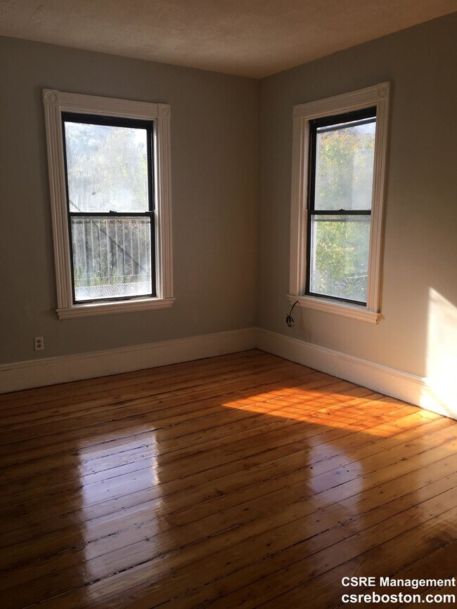 10 Saunders St, Unit 1
