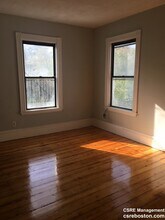 10 Saunders St, Unit 1 in Boston, MA - Foto de edificio - Building Photo