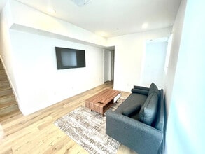 1543 W 37th Pl, Unit 303 in Los Angeles, CA - Foto de edificio - Building Photo