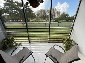 20500 W Country Club Dr in Miami, FL - Building Photo