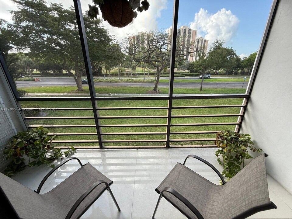 20500 W Country Club Dr in Miami, FL - Building Photo