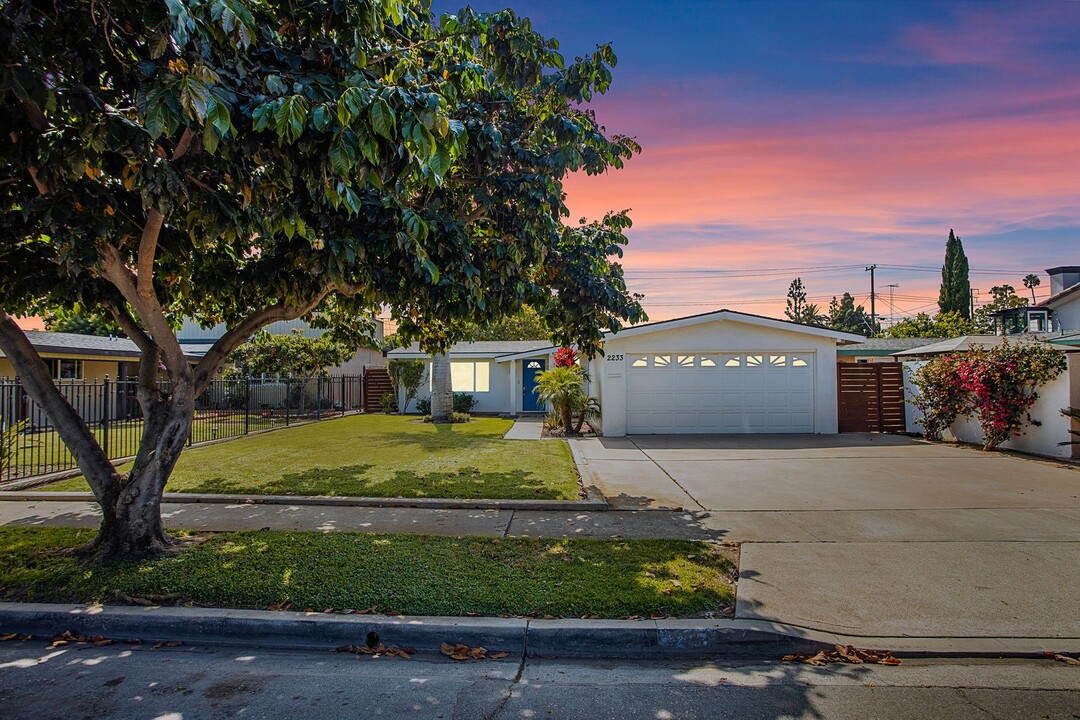 2233 Maple St in Costa Mesa, CA - Building Photo