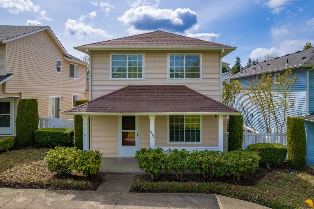 1449 Rooklidge St in Dupont, WA - Foto de edificio