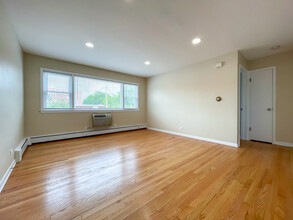 6809 W Diversey Ave in Chicago, IL - Foto de edificio - Building Photo