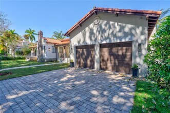 519 Alhambra Cir in Coral Gables, FL - Building Photo - Building Photo