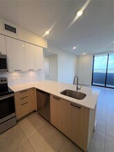 16395 Biscayne Blvd in North Miami Beach, FL - Foto de edificio - Building Photo