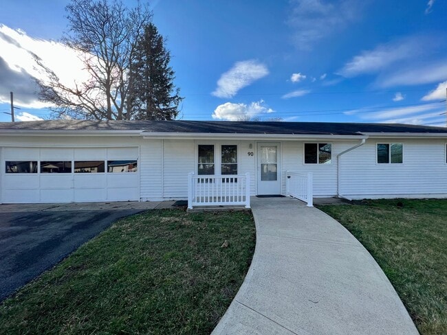 90 Robinhood Dr in Cranberry Township, PA - Building Photo - Building Photo