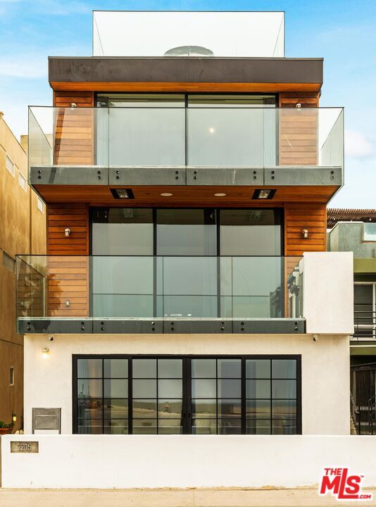 2205 Ocean Front Walk in Los Angeles, CA - Foto de edificio - Building Photo