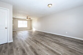 336 Sarna Dr in La Vergne, TN - Building Photo - Building Photo