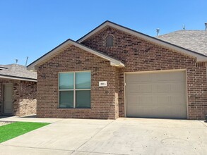 2010 Aberdeen Ave in Wolfforth, TX - Foto de edificio - Building Photo