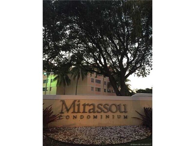 6045 NW 186th St, Unit 201 in Hialeah, FL - Foto de edificio - Building Photo