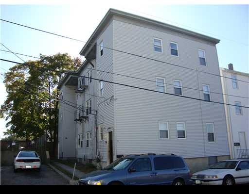 10-12 Barnes St in Pawtucket, RI - Building Photo