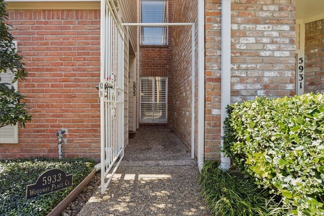 5933 Woodway Place Ct in Houston, TX - Building Photo - Building Photo