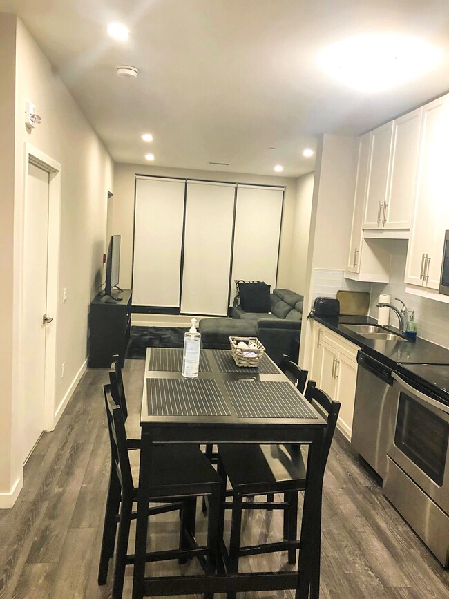 690 King St W in Kitchener, ON - Building Photo - Building Photo