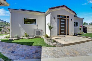 4956 Vejar Dr in Agoura Hills, CA - Building Photo