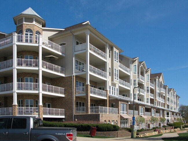 Eagles Point Condominiums in Prescott, WI - Foto de edificio - Building Photo