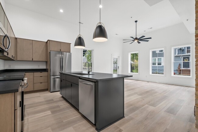 308 Oak St, Unit 102