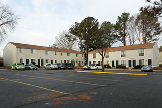 Woods Edge Apartments in Smithfield, VA - Building Photo - Building Photo