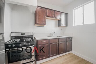 4348 Lockwood Ave in Los Angeles, CA - Foto de edificio - Building Photo