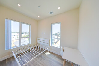 1317 W Jefferson Blvd in Los Angeles, CA - Building Photo - Building Photo