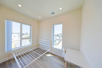 1317 W Jefferson Blvd, Unit 404 in Los Angeles, CA - Building Photo - Building Photo