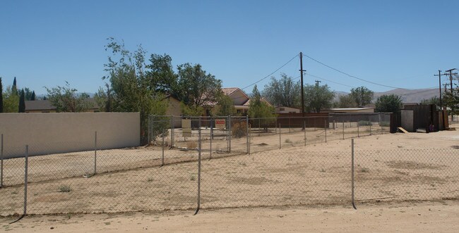 13100 Navajo Rd in Apple Valley, CA - Foto de edificio - Building Photo
