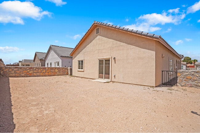 608 Cedarwood Ave in Horizon City, TX - Building Photo - Building Photo