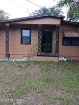 6817 W Virginia Ave in Jacksonville, FL - Building Photo