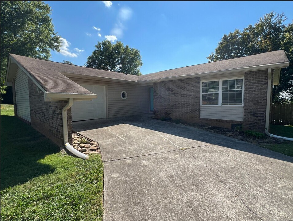 2805 Big Bend Dr in Maryville, TN - Building Photo