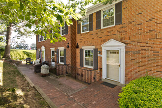 1643 S Barton St in Arlington, VA - Foto de edificio - Building Photo