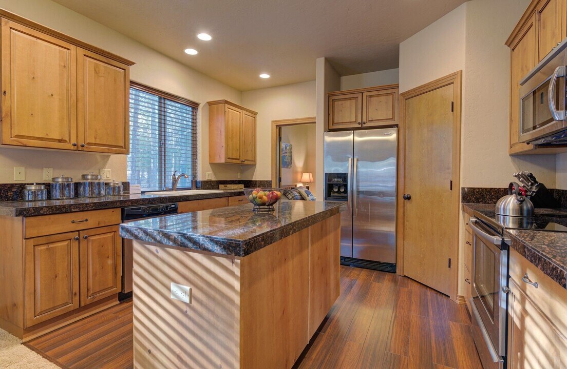 16831 Jacinto Rd in Bend, OR - Building Photo